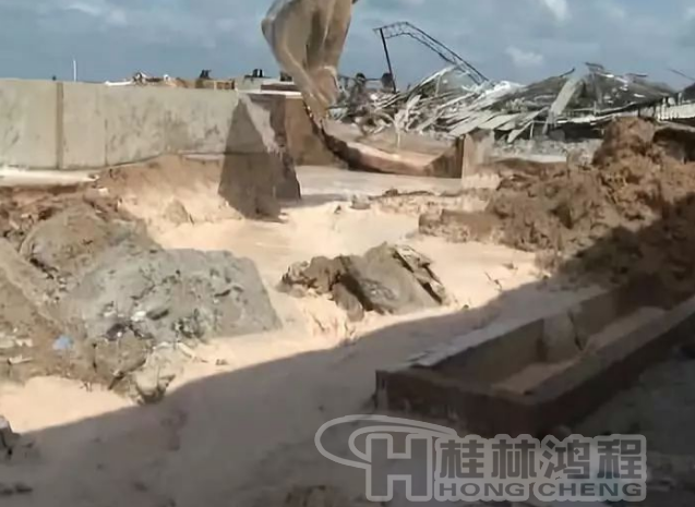 廉江政府鐵腕整治拆除一高嶺土廠，連設備都砸碎！