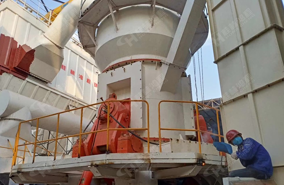 30萬噸高爐渣立磨，HLM1700爐渣立磨機