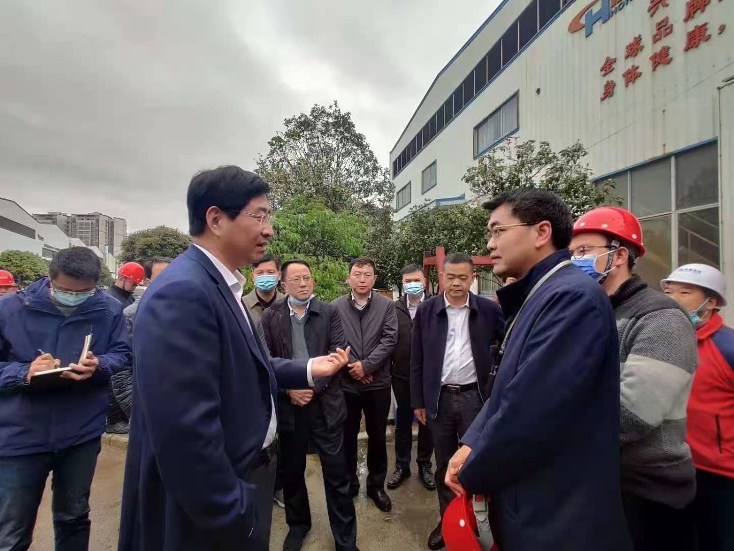 桂林市委書記周家斌書記，鐘洪常務副市長等市委市政府，區委區政府領導一行開年第一站來到廣西桂林鴻程機械廠指導慰問